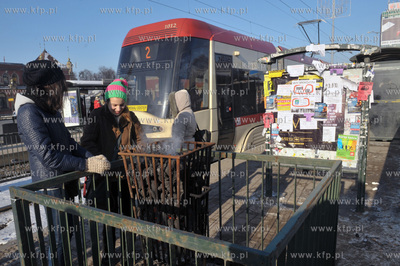 Na przystankach komunikacji miejskiej przy Dworcu PKP...