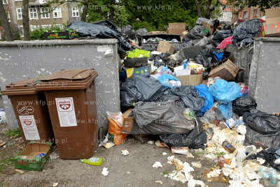 Przepelnione smietniki w Gdansku na ul. Tokarskiej...