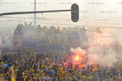 Gdynia swietuje awans Arki do ekstraklasy na ul. Swietojanskiej...