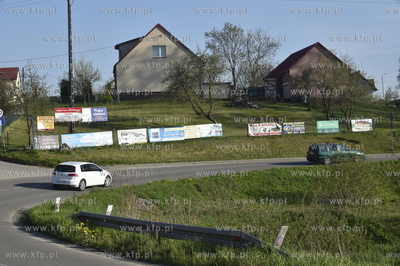 Garcz, gmina Chmielno. Bannery reklamowe na płocie...