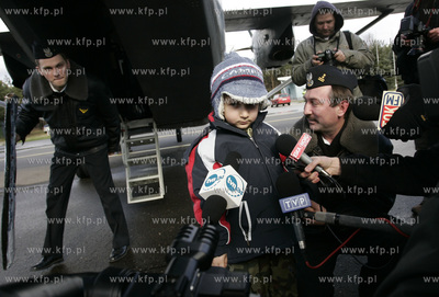 Babie Doly. Lotnisko. 5-letni Wojtus z Krakowa, podopieczny...