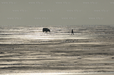 Krynica Morska. Zamarzniety Zalew Wislany.
24.01.2010
fot....