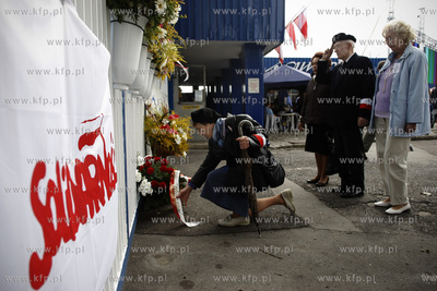 Gdansk. Plac Solidarnosci. Uroczysta msza sw. z okazji...