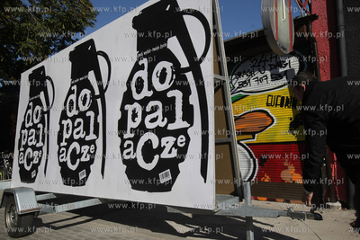 Sopot. Przed sopockim sklepem z dopalaczami (ul.1 Maja...