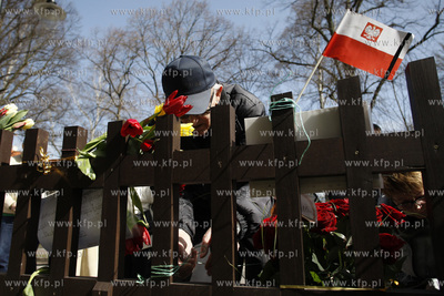 Sopot. Ludzie pala znicze i skladaja wiazanki kwiatow...