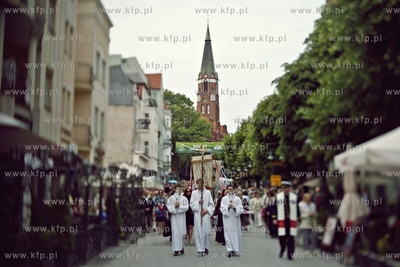 Sopot. Procesja Bozego Ciala idzie ul. Bohaterow Monte...