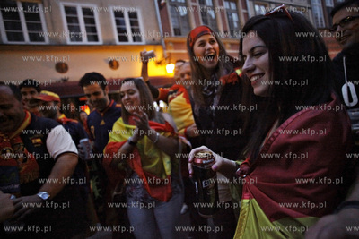 Hiszpanscy kibice opanowali  ul. Dluga i Dlugi Targ...