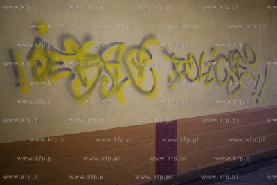 Sopot. Zniszczone przez graficiarzy obmurowanie tunelu...