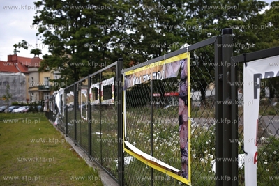 Zniszczone nielegalne bannery reklamowe przy alei Żołnierzy...