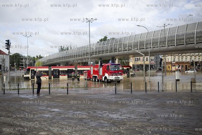Zalane po intesywnych opadach deszczu skrzyżowanie...