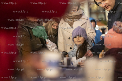 Sopockie Miasteczko Świąteczno-Noworoczne. Scena...