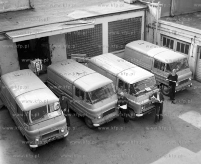 Samochody dostawcze zuk RSW Prasa czekaja przed drukarnia...