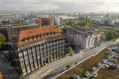 Przychodnia Wałowa w Gdańsku. Budynek ogrodzony płotem...