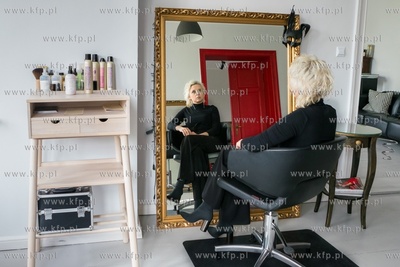 Joanna Tyszer w swojej pustej pracowni Fryzjerskiej...