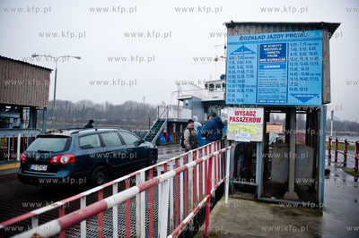 Gdansk. Platna samochodowa przeprawa promowa laczaca...