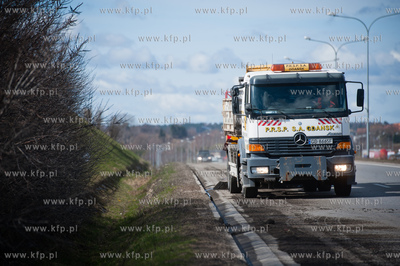 Gdansk. Aleja Armii Krajowej. Wiosenne sprzatanie ulic....