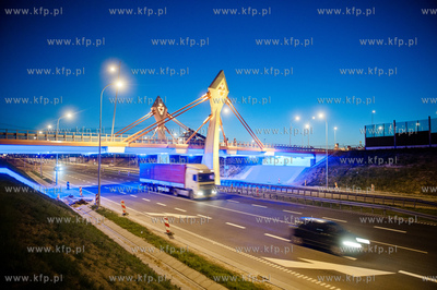 Gdansk. Oddany do uzytku, efektownie podswietlony most...