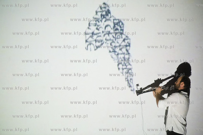 Gdansk. Centrum Sw. Jana. Swiatowa premiera performensu...