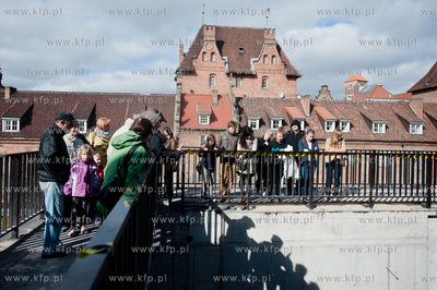 Gdansk. Pierwszy spacer Gdanszczan po Murze Teatru...