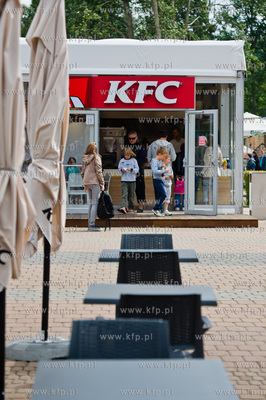 Gdynia. Skwer Kosciuszki. Plac przy fontannie. Nowo...