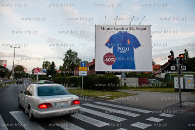 Gdansk. Nowo postawiona, tablica reklamowa, ktora spowodowala...