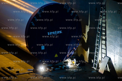 Stocznia Gdanska. Zaladunek elementow wiez wiatrowych,...