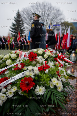 Gdansk. Wrzeszcz. Uroczyste zlozenia kwiatow pod pomnikiem...