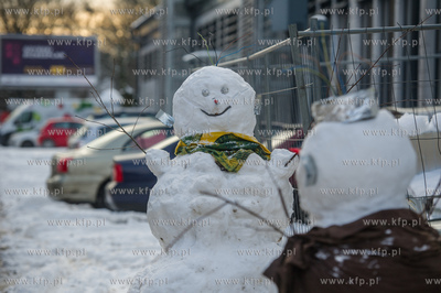 Sniezne balwany ustawione na kampusie Politechniki...