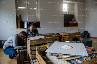 Gdansk. Kawiarnia Fusy i Mietusy. Tysiace Winyli na...