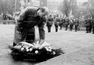 Maciej Plazynski sklada kwiaty pod pomnikiem ofiar...
