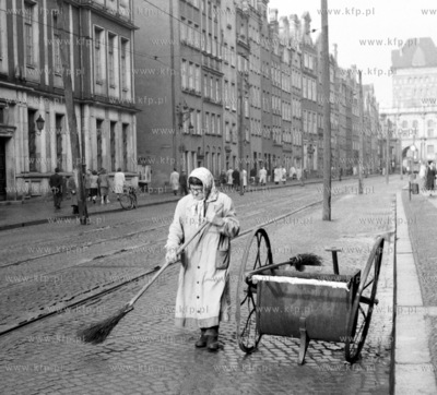 Sprzataczka zamiata ulice Dluga w Gdansku naprzeciwko...