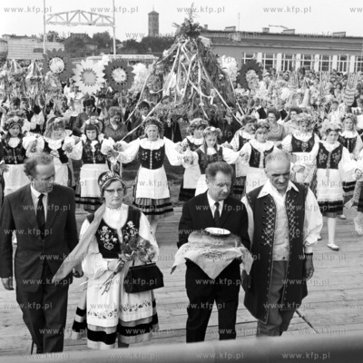 Barwny korowod zozynkowy podczas Swieta Plonow w Chmielnie...