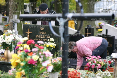 Przygotowania do Wszystkich Swietych na cmentarzu parafialnym...