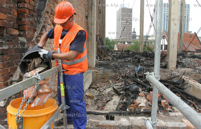 Poczatek remontu kosciola sw. Katarzyny. Pierwszym...