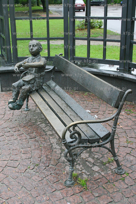 Laweczka - pomnik na Placu Wybickiego w Gdansku Wrzeszczu...