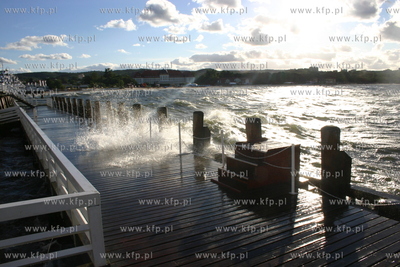 Sztormowa pogoda na plazy w Sopocie Nz. Wysoka fala...