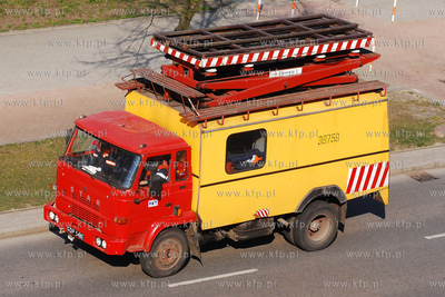 Ulice Gdyni. Nz. woz techniczny komunikacji trolejbusowej...