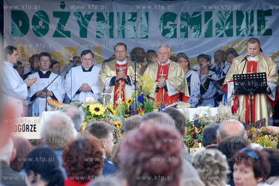 Dozynki Gminne w Kosakowie. Nz. Uroczysta msza swieta...