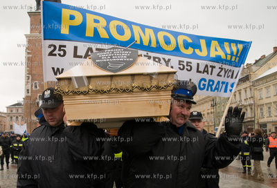 Krakow. Protest sluzb mundurowych przeciwko projektowi...