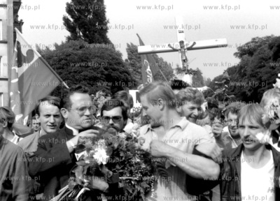 Pochod ze Stoczni Gdanskiej po zakonczeniu strajku...