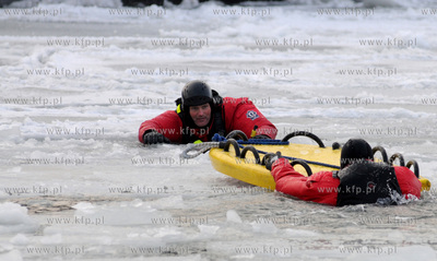 Gdynia, port jachtowy. Jak przetrwac na zamarznietym...