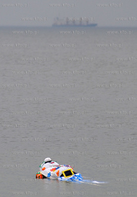 Pierwszy dzien kalendarzowej wiosny w Gdyni. Nz. Unoszaca...