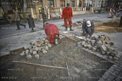 Remont plyt marmurowych na ulicy Dlugi Targ niedaleko...