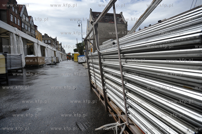 Montarz namiotow na ulicy Szerokiej dla rzemieslnikow...