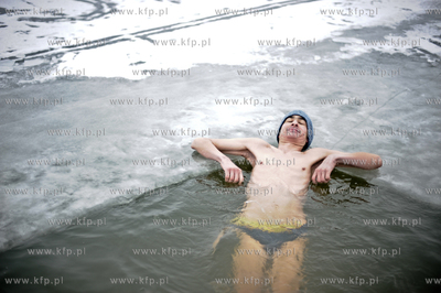 Kapiel gdanskich morsow na skutej lodem plazy w Jelitkowie....