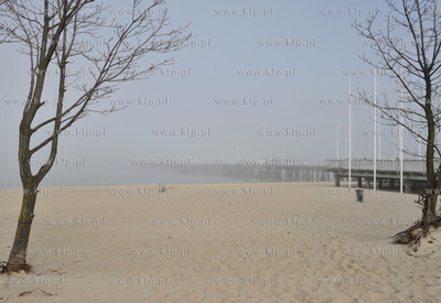 Sopot.  Mgla na sopockiej plazy. 15.04.2011 fot. Jerzy...