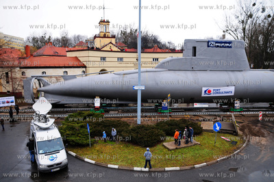 Gdynia Oksywie. Przetransportowanie okretu podwodnego...