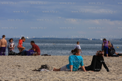 Mimo niesprzyjajacej pogody na plazy w Jelitkowie mozna...