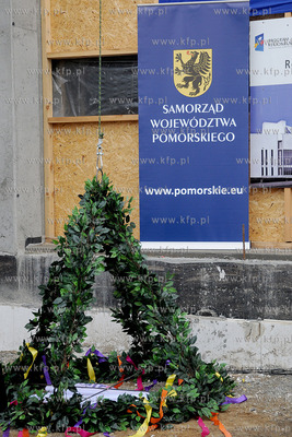 Zawieszenie wiechy na Teatrze Muzycznym w Gdyni. 16.04.2013...