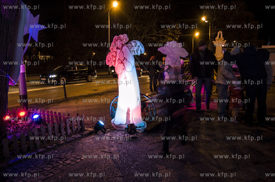 Przed Galeria Sztuki Warzywniak w Gdansku Oliwie, stanela...